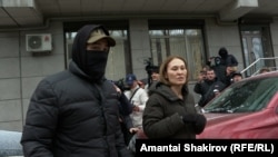 Улуттук коопсуздук боюнча мамлекеттик комитеттин (УКМК) кызматкерлери 24.kg агенттигинин башкы директору Асел Оторбаеваны алып кетип жаткан учур. 15-январь, 2024-жыл 