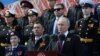 Президент КР Садыр Жапаров и российский лидер Владимир Путин на параде 9 мая в Москве.