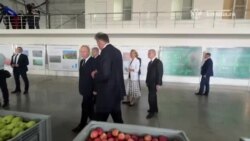Путин в Кабардино-Балкарии смотрит на яблоки