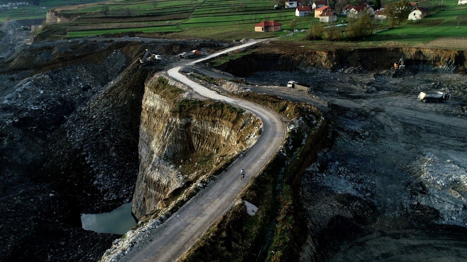 Prizori s lokacija na kojima se iskopava ugalj oko Sanskog Mosta. (fotografija od 27. novembra 2023.)