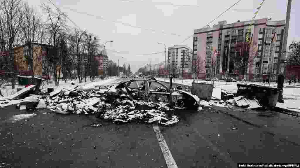 Адна з цэнтральных вуліц горада 1 сакавіка 2022 года і новая шаша ў траўні 2023 года (справа). Акупацыя Бучы на пачатку поўнамаштабнага ўварваньня доўжылася 28 дзён — з 3 па 31 сакавіка 2022 года