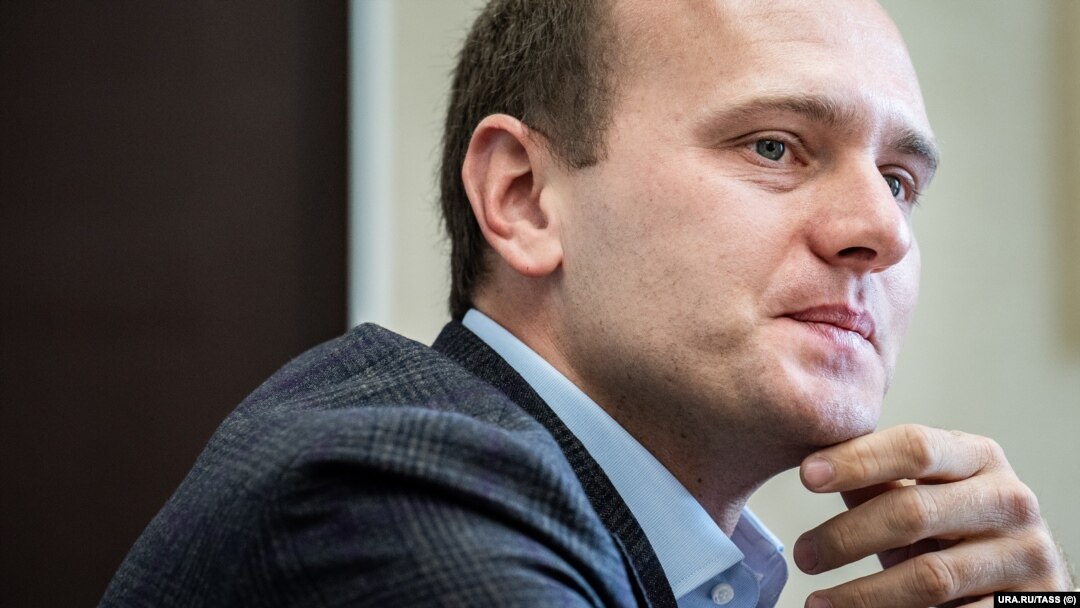 Олександр Пумпянський розповідав газеті Blick, що був змушений залишити Швейцарію, громадянином якої він є, через запровадження санкцій