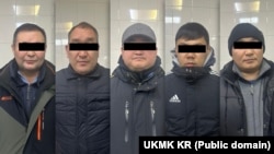 Жумуштан алынган салык кызматкерлери. УКМК тараткан сүрөт.