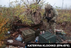 Український вояк з 65-тої Окремої механізованої бригади перевіряє колишні позиції російської армії на позиції відомої як «Х» поблизу Роботиного Запорізької області. Листопад 2023 року