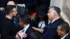Президент України Володимир Зеленський розмовляє із прем’єр-міністром Угорщини Віктором Орбаном на полях інавгурації президента Аргентини Хав’єра Мілея