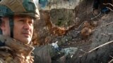 Колаж. Військовослужбовець 65-ї ОМБр на тлі карти півдня України і останків російського солдата