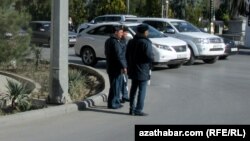Illýustrasiýa suraty. Polisiýa Aşgabatda köçe-ýol hereketine gözegçilik edýär.