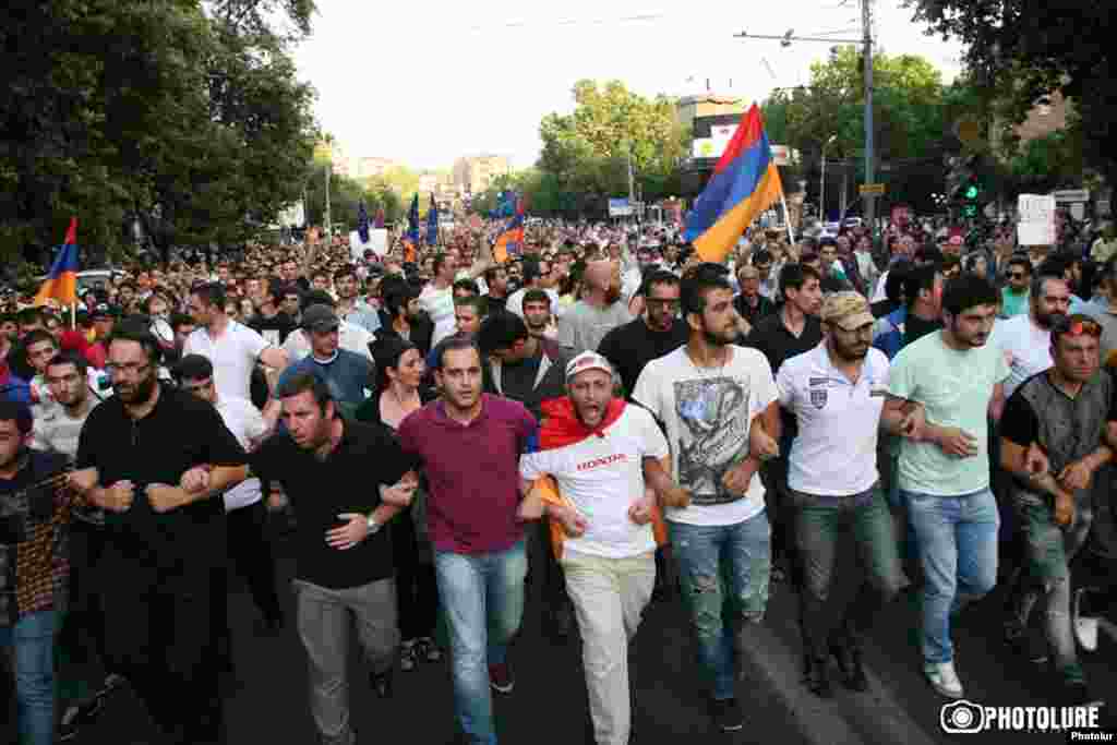 Армения - тысячи людей протестуют против повышения тарифа на электроэнергию, Ереван, 22 июня 2015 г.