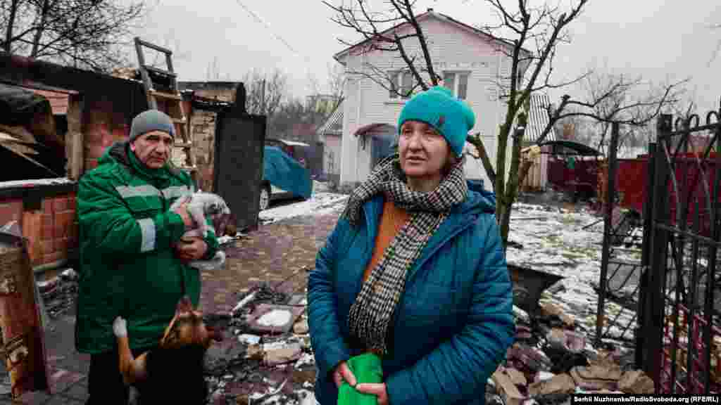 Местные жители Наталья и Рустем: «Дом цел, но то, что кирпичик к кирпичику сам выкладывал, сам складывал, – на старости лет решили, чтобы жить легче было. Видите, как случилось – теперь начинать сначала? Очень тяжело, очень страшно было сидеть в подвале, как все грохотало. Думали, у нас самая безопасная зона. А видите, как вышло». Город Буча, Киевская область, 1 марта 2022 года