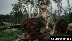 Анна Зяблікова зазначає, ще ЛГБТ-військовий навіть не має права надати контакти свого партнера