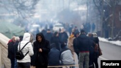 Lokalni Srbi na severu Kosova, koji su barikade podigli par sati nakon Pantićevog hapšenja, traže da se on oslobodi, kako bi odblokirali puteve.