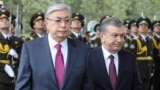 Президент Узбекистана Шавкат Мирзиёев (справа) с прибывшим к нему с официальным визитом казахстанским коллегой Касым-Жомартом Токаевым. Ташкент, апрель 2019 года 