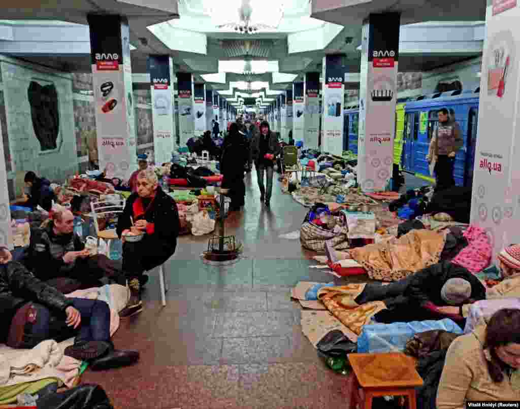 Люди прячутся от обстрелов в харьковском метро. 10 марта 2022 года 