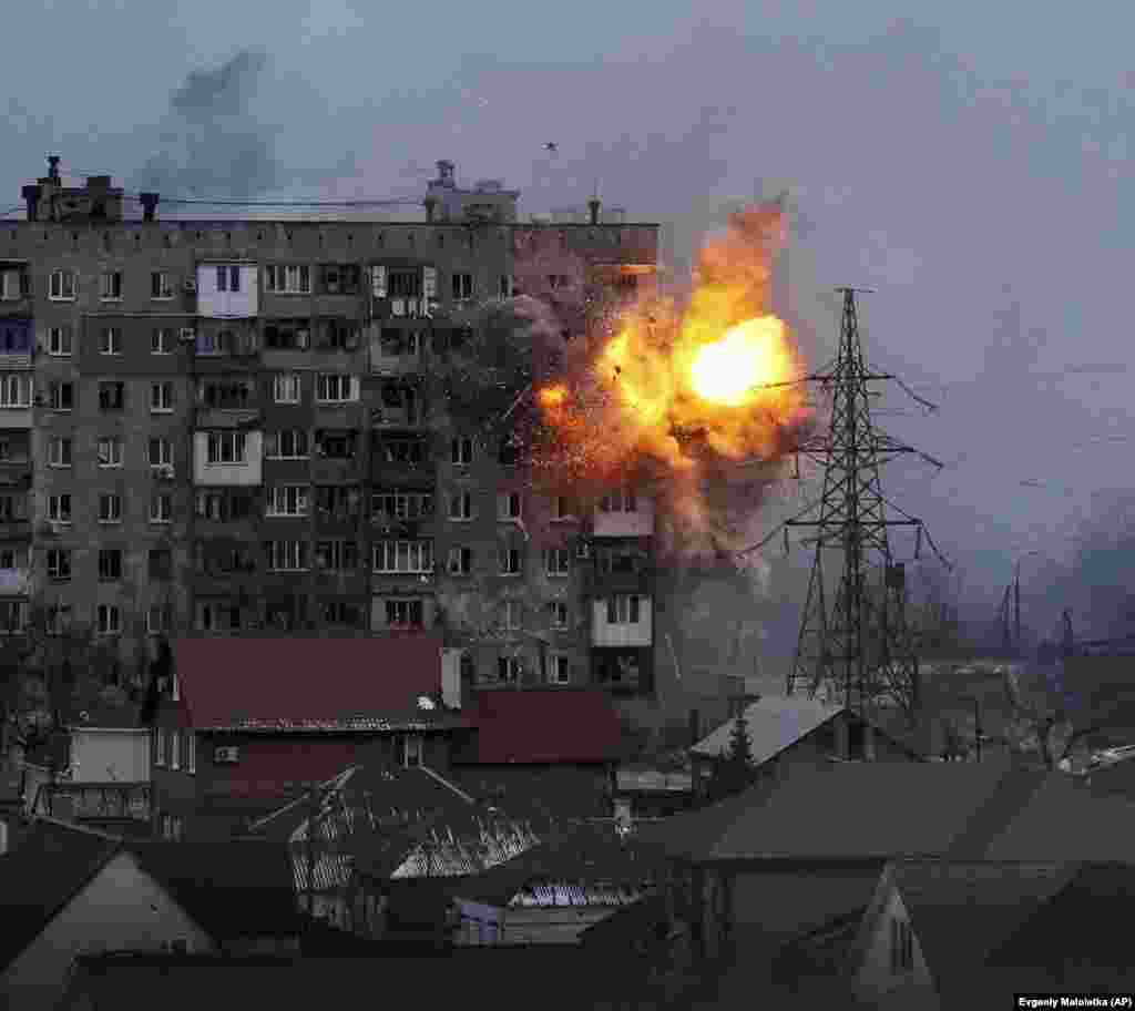 Жилой дом в Мариуполе, обстрелянный из российского танка. 11 марта 2022 года 