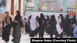 ارشیف: په افغانستان کې د یوه ښوونځي زده کوونکې. طالبانو په ټول افغانستان کې له شپږم ټولګي پورته د نجونو پرمخ د ښوونیزو ادارو دروازې تړلې دي.