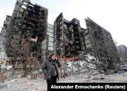 Маруполдун тургуну Светлана Савченко үйүнөн калган чалдыбардын алдында