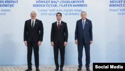 Azerbaýjanyň prezidenti Ilham Aliýew (çepde), Türkmenistanyň prezidenti Serdar Berdimuhamedow (ortada) we Türkiýäniň prezidenti Rejep Taýýip Erdogan (sagda)