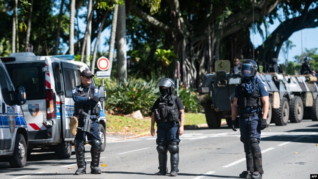 Poliția echipamentă anti-revolta, în fața unei secții de poliție din Noumea, teritoriul Franței din Pacificul Noua Caledonie, pe 18 mai 2024.
