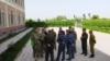 Фото сделано после окончания переговоров делегаций Кыргызстана и Таджикистана, 13 апреля 2022 г.