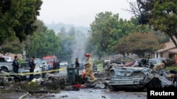 Osoblje hitne pomoći radi na mjestu nesreće na ulici, nakon što se mali civilni avion srušio u vojnom naselju u San Dijegu, Kalifornija, SAD, 22. maja 2025. 