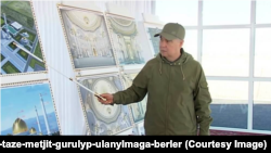 Gurbanguly Berdimuhamedow Ahal welaýatyň merkezinde guruljak täze desgalaryň taslamasy bilen tanyşýar. 2022-nji ýylyň 6-njy oktýabry