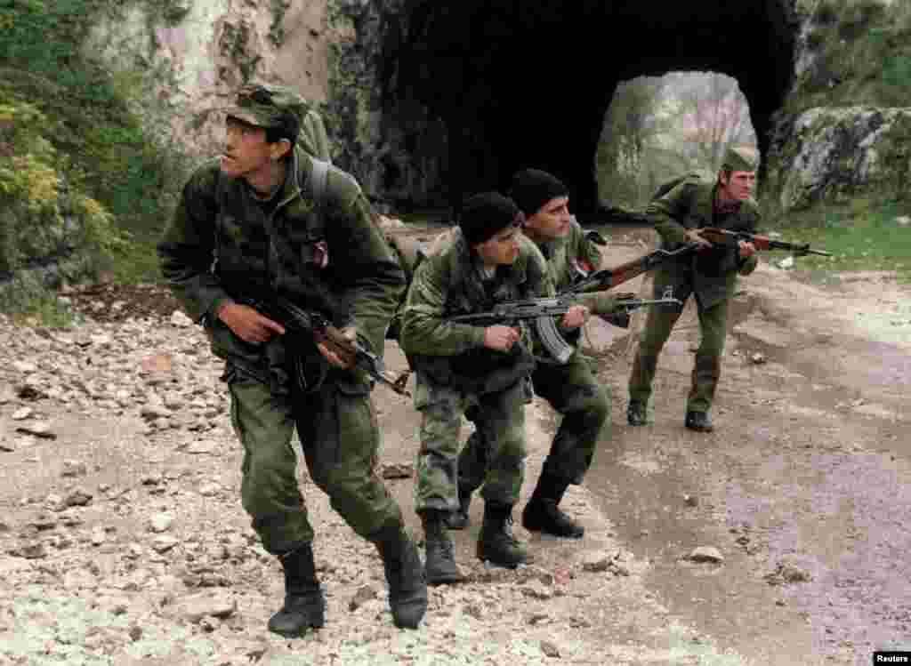 Bosnia serb esgerleri bosniýa goşunlarynyň dag ýolundan saraýewo tarap böwüsmezligi üçin gözegçilik edýärler. 1-nji aprel, 1994.