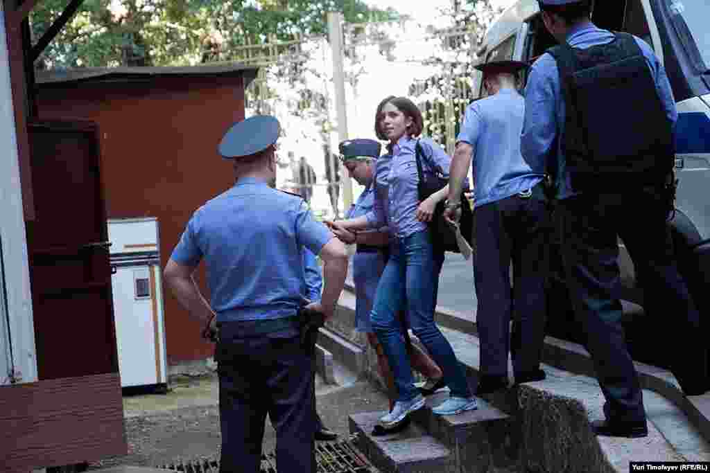 Толоконникову доставляют в Хамовнический суд, 30 июля 2012 года