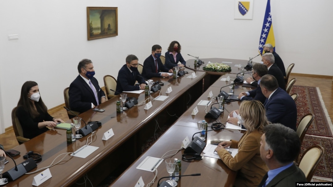 Sastanku u Predsjedništvu BiH prisustvovali su, pred Cholleta i članova Predsjedništva i ambasador SAD u BiH Eric Nelson kao i Gabrijel Escobar zamjenik pomoćnika državnog sekretara SAD