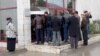 Aşgabatdaky Türkmenbaşybankyň bankomatynyň öňünde nobata duran adamlar.