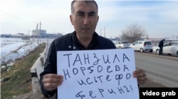 Эльмурод Одил на одиночном пикете с требованием отставки председателя Сената Танзилы Нарбаевой, 2023 год