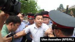 Задержанный сотрудниками милиции участник акции "Тезекпром". 