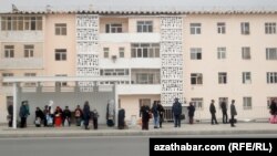 Aşgabat. Oguzhan köçesi. Awtobusa garaşýan ýolagçylar.