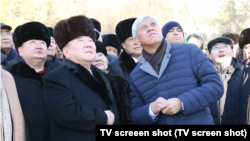 Болат Назарбаев и Амандык Баталов, в то время аким Алматинской области, на открытии памятника Нурсултану Назарбаеву в Талдыкоргане. 30 ноября 2016 года. Во время Январских событий протестующие снесли памятник с постамента