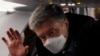 Порошенко пройшов паспортний контроль і вийшов до прихильників, що зібралися перед аеропортом