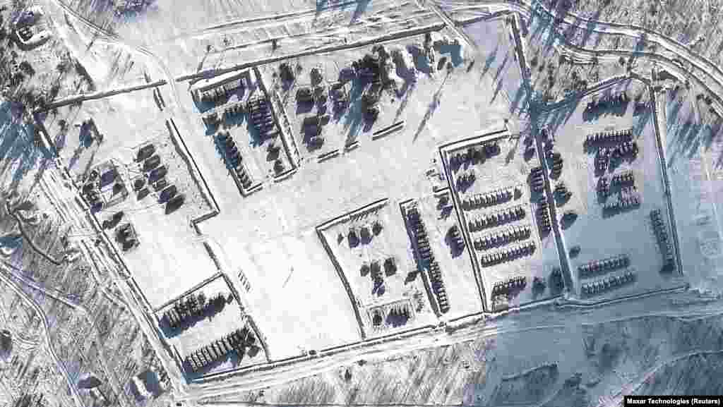 Более крупный план танков и артиллерии на полигоне в Погоново, 16 января 2022 года. Satellite image ©2022 Maxar Technologies