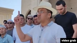 Даулетмурат Тажимуратов выступает на митинге в Каракалпакстане. Нукус, июль 2022 года.