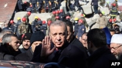 Türkiýäniň prezidenti Rejep Taýyp Erdogan Türkiýäniň günorta-gündogarynda ýerleşýän Kahramanmaraş şäherine baran wagty weýran bolan binalara seredýär.