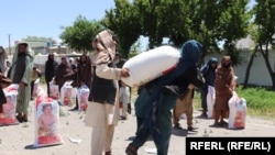 سره له‌دې چې په ځينو سيمو کې خلکو سره مرستې کېږي، خو شکايت کوي چې مرستې اړمنو کسانو ته نه رسيږي.