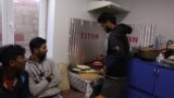 Шаҳрвандони Бангладеш ки дар Қирғизистон кор мекунанд. Акс аз бойгонӣ.