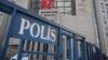 Türkmen blogerleri 28-nji aprelde ikisi-de bir günde migrasiýa we polisiýa edaralaryna çagyrylyp, şol ýerden Ankaranyň deportasiýa merkezine alnyp baryldy. 