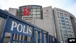 Illýustrasiýa suraty. Türkiýäniň Stambul şäheriniň Adalat köşgüniň öňünde düşürilen surat. Arhiwden alyndy.
