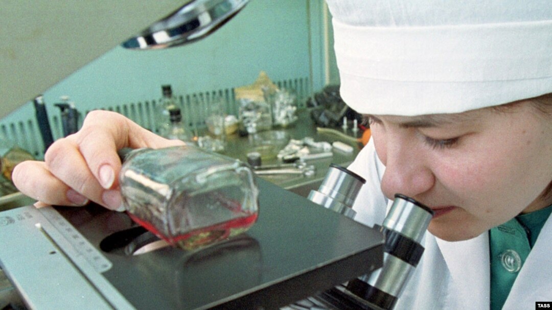 Дослідниця у лабораторії у Кольцово під російським Новосибірськом перевіряє зразки чорної віспи (архівна фотографія)