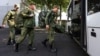 Российские новобранцы садятся в автобус возле военного призывного пункта в Краснодаре. Россия, 25 сентября 2022 года