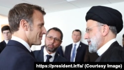 مکرون (له کیڼ لوري لومړی) له رییسي سره د لیدو پر مهال ـ پخوانی انځور.