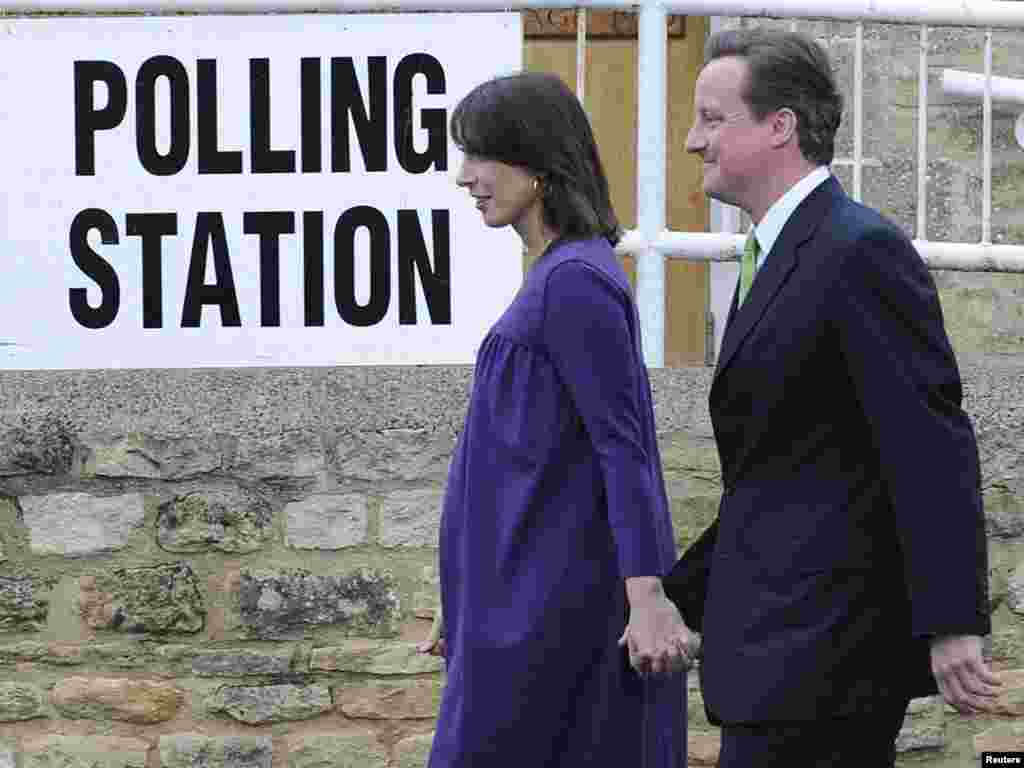 David Cameron sa suprugom Samantha napušta glasačko mjesto u Oxfordshiru,06.05.2010.