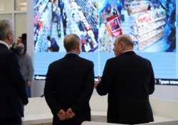 Президент Росії Володимир Путін (с), прем’єр-міністр Михайло Мішустін (п) і мер Москви Сергій Собянін (л) відвідують новий центр інформації про коронавірус, Москва, 17 березня 2020 року