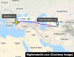 Çeşmeleriň bortunda Türkmenistanyň MHM işgärleriniň bolandygyny aýdýan T5486 reýsi Türkmenabatda ýerli wagt bilen irden 3:21-de gondy (Flightradar-yň maglumaty)