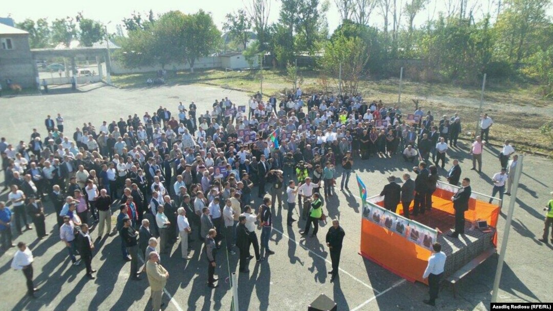 Встреча кандидата в президенты от НСДС Джамиля Гасанлы с избирателями в Шеки. 2 октября 2013
