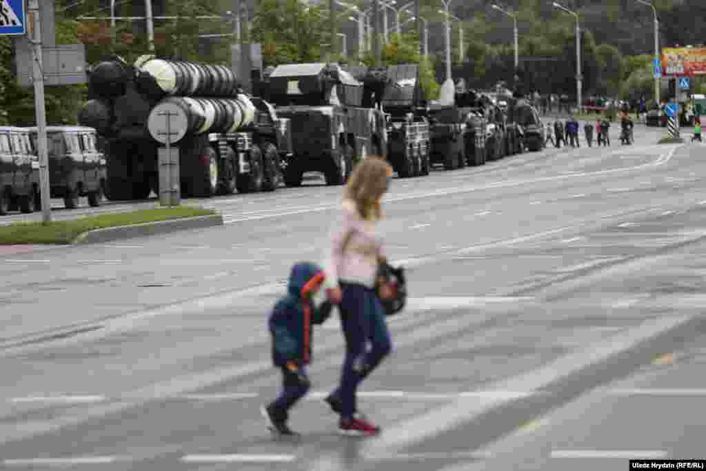 Неўзабаве па завяршэньні афіцыйнага параду мелася адбыцца несанкцыянаваная «Акцыя вызваленьня і салідарнасьці» апазыцыйнага лідэра Міколы Статкевіча, зы замест пікету здарыўся хапун, затрыманыя каля дваццаці чалавек