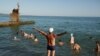 Любители морских купаний уже месяц недоумевают. Над набережной временами стоит сильный запах канализации